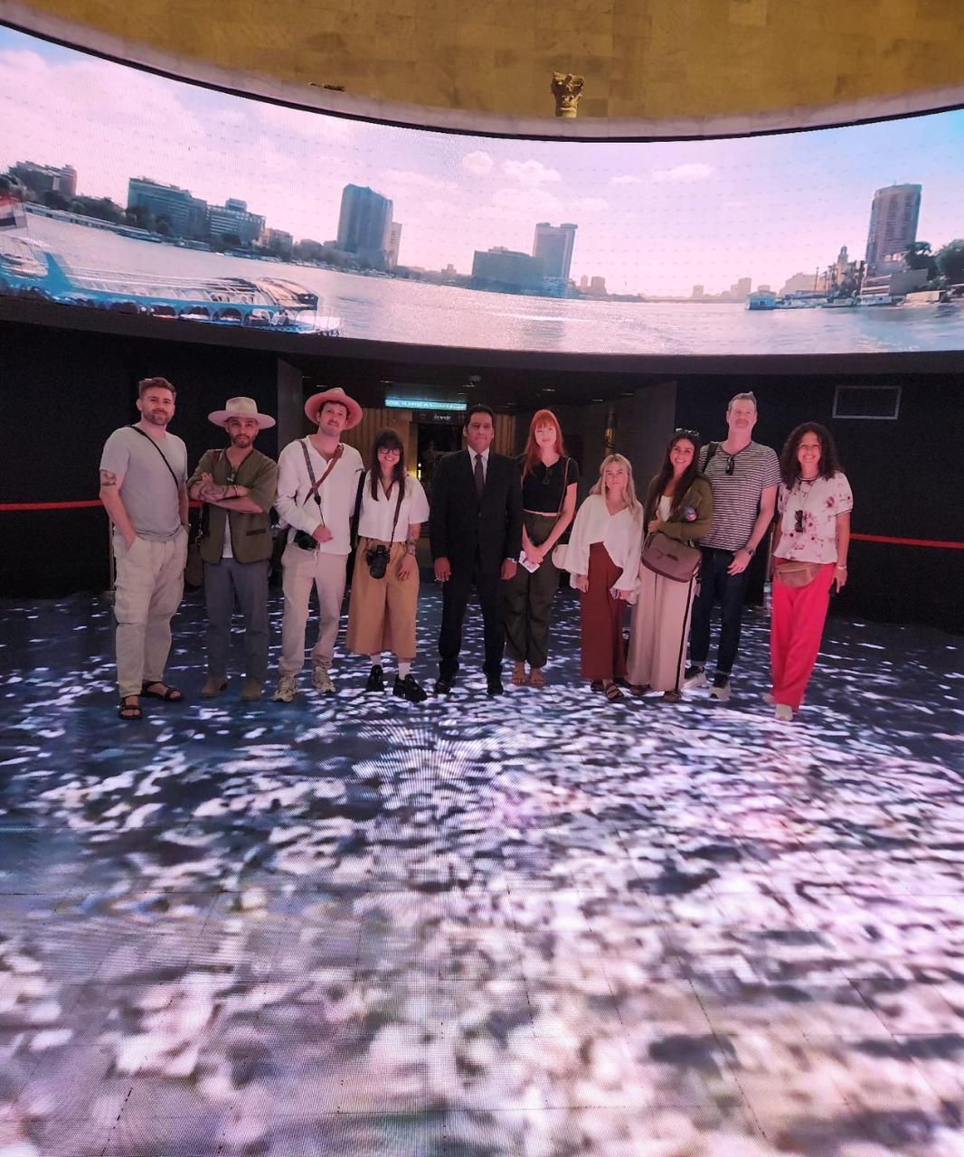 وفد من المؤثرين الأمريكان في المتحف القومي للحضارة 