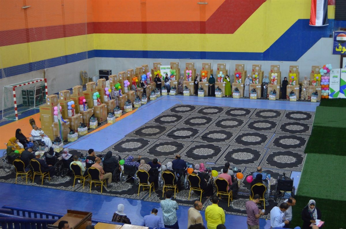 محافظ المنوفية يقدم أجهزة للعرائس بمناسبة العيد القومي