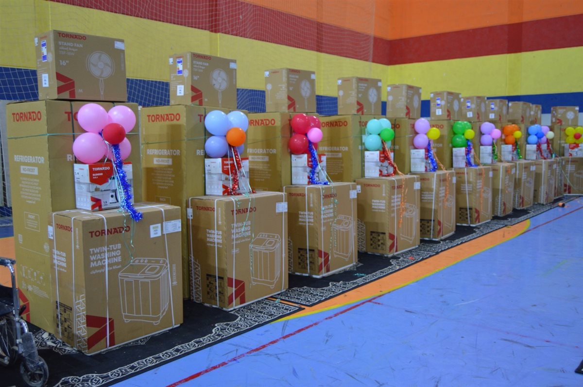 محافظ المنوفية يقدم أجهزة للعرائس بمناسبة العيد القومي