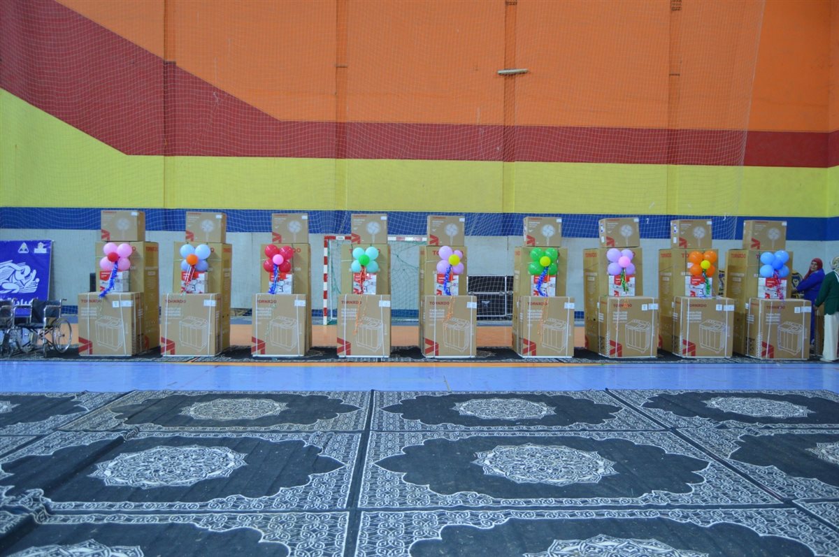 محافظ المنوفية يقدم أجهزة للعرائس بمناسبة العيد القومي