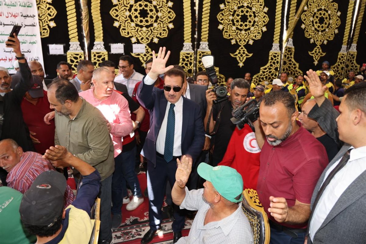 محافظ المنوفية يدشن قافلة طبية وغذائية لعمال النظافة