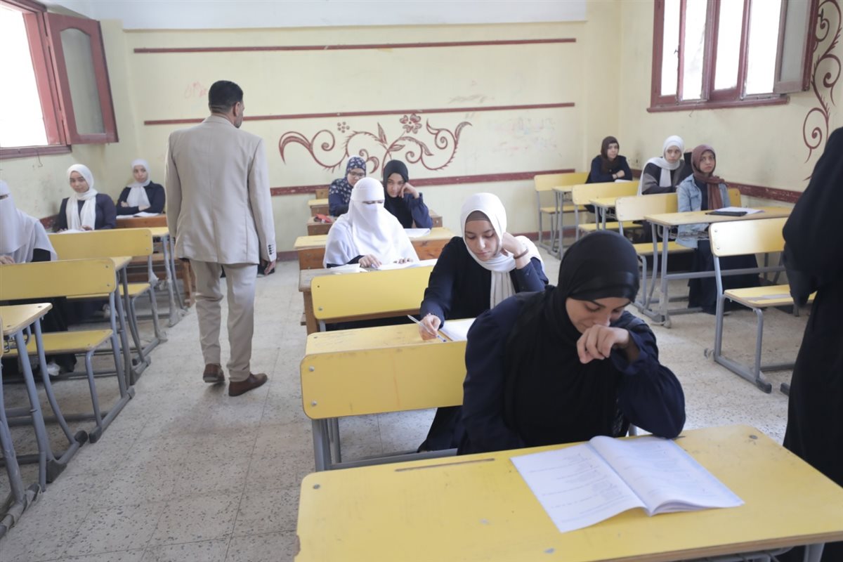 رئيس المعاهد الأزهرية يتابع امتحانات الثانوية الأزهرية 