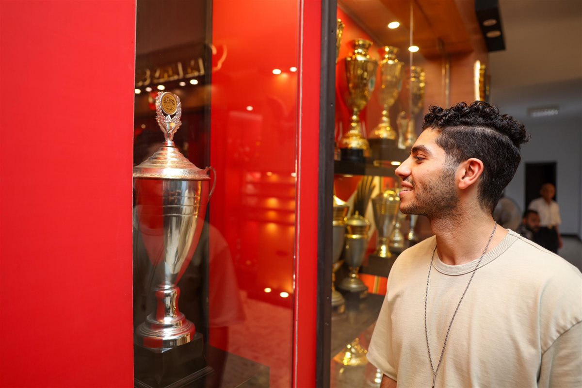 النجم العالمي مينا مسعود يزور النادي الأهلي بالجزيرة