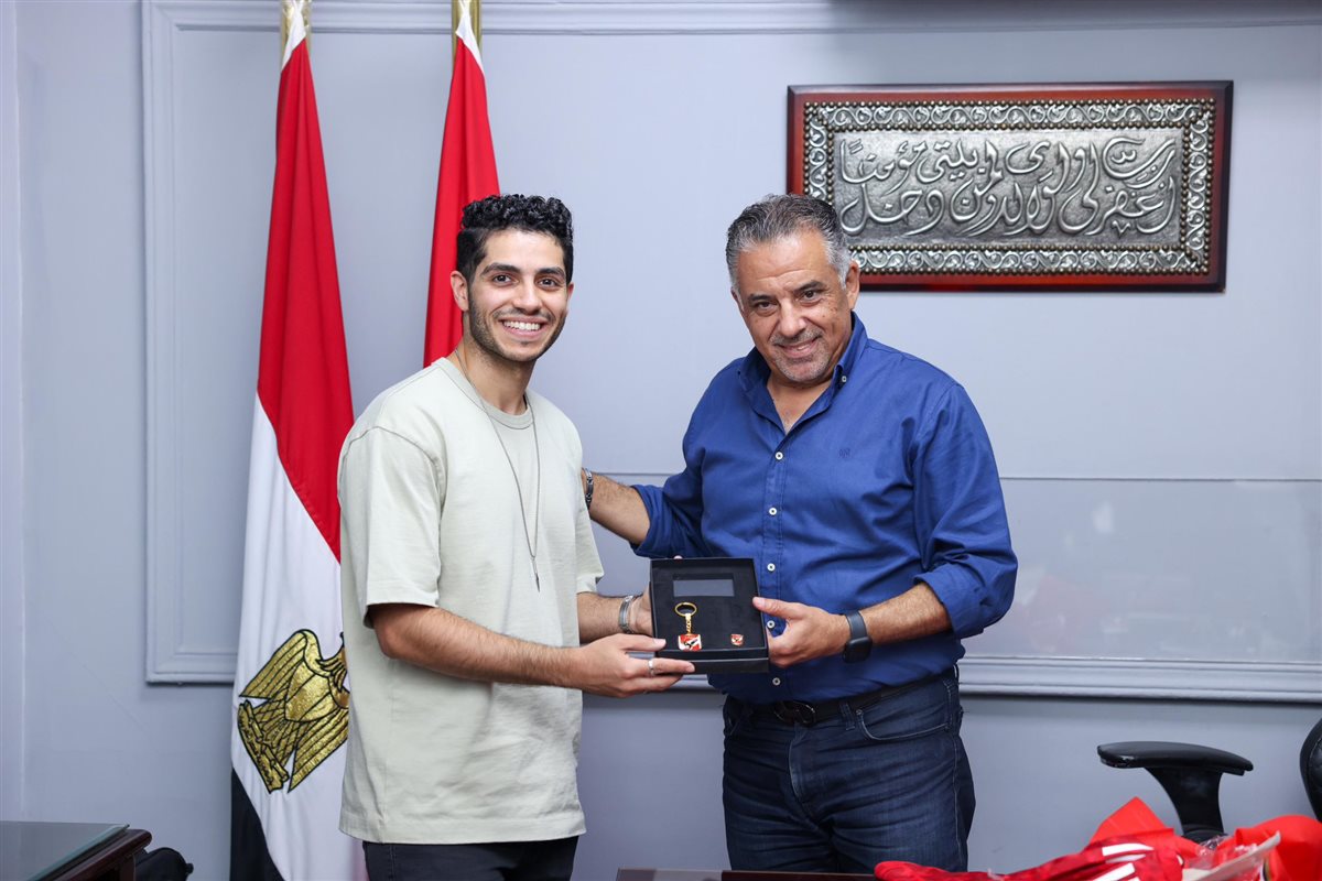 النجم العالمي مينا مسعود يزور النادي الأهلي بالجزيرة