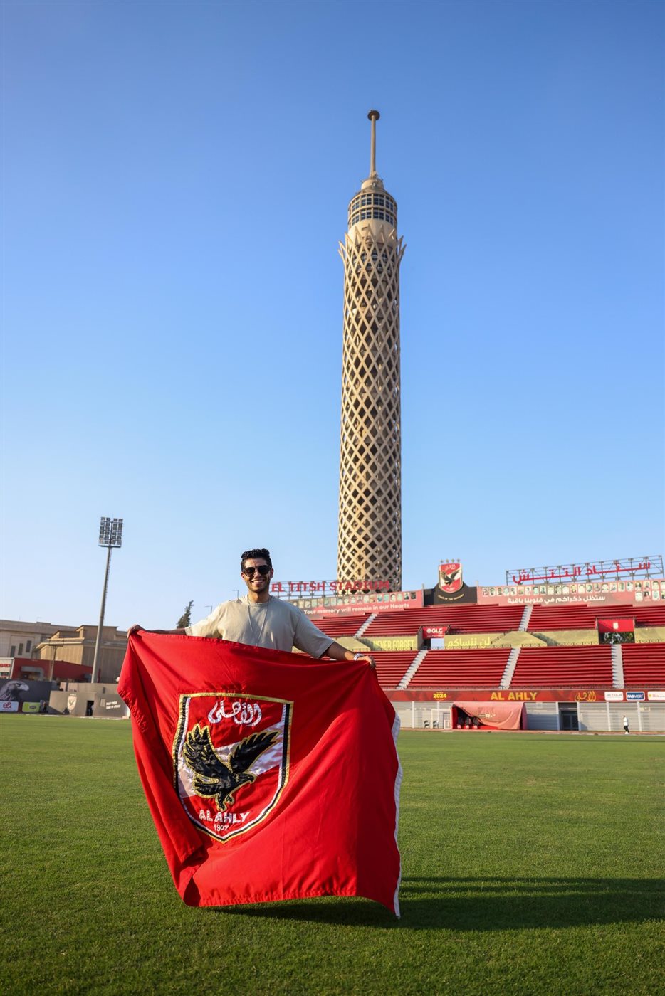 النجم العالمي مينا مسعود يزور النادي الأهلي بالجزيرة