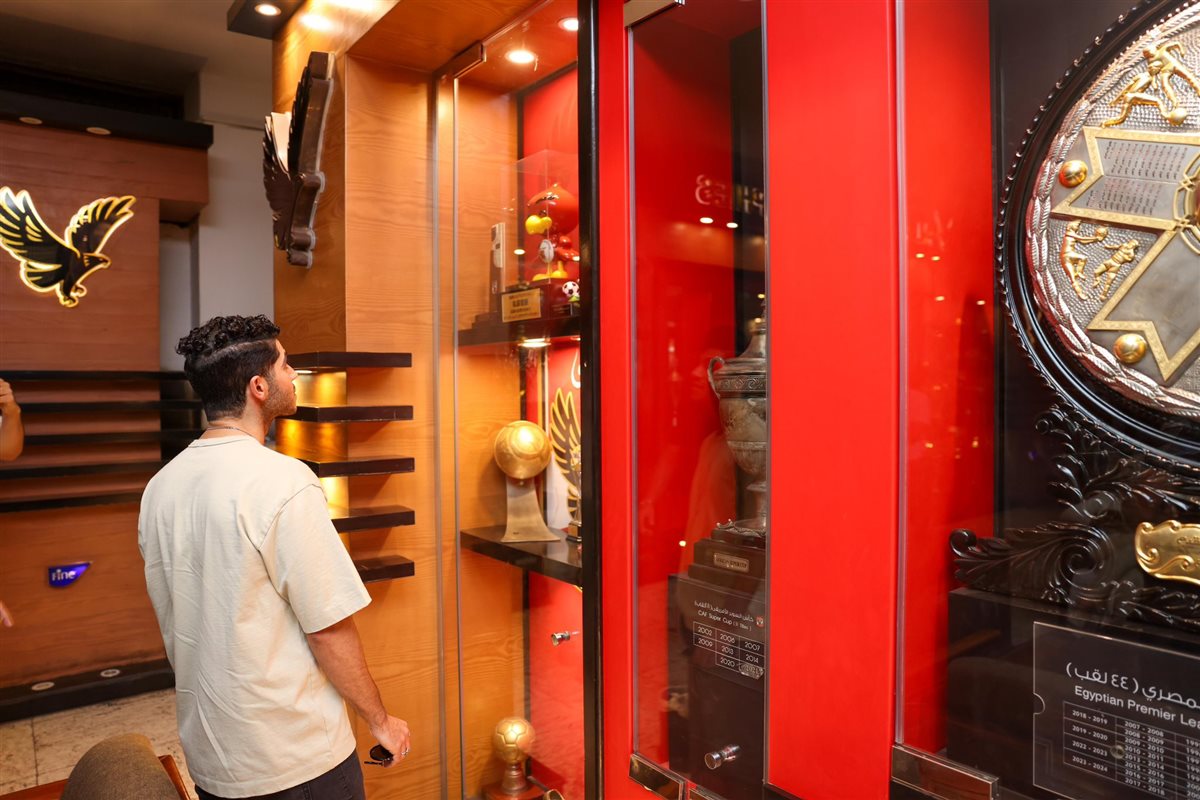 النجم العالمي مينا مسعود يزور النادي الأهلي بالجزيرة