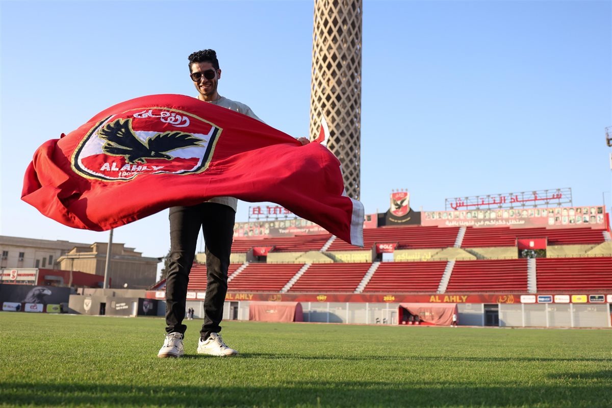 النجم العالمي مينا مسعود يزور النادي الأهلي بالجزيرة