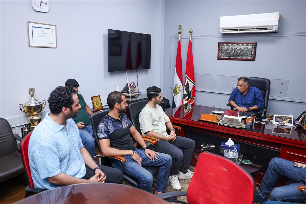 النجم العالمي مينا مسعود يزور النادي الأهلي بالجزيرة