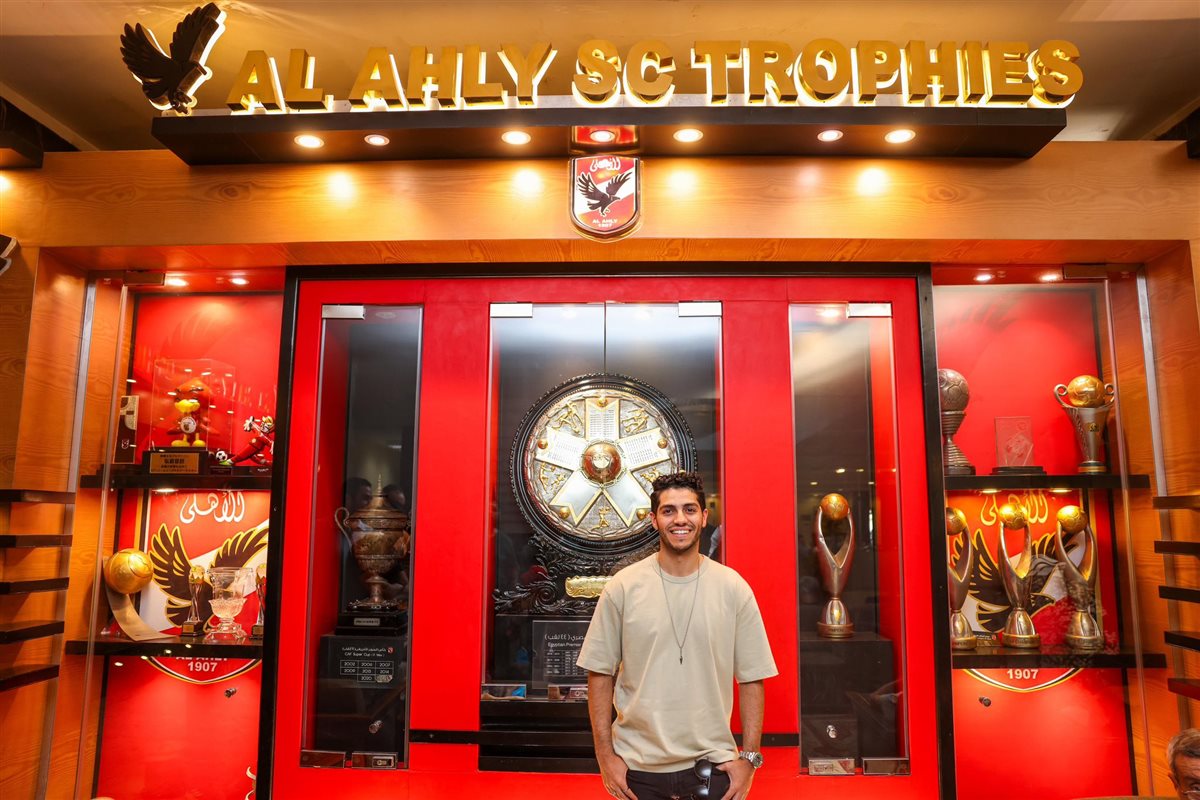 النجم العالمي مينا مسعود يزور النادي الأهلي بالجزيرة