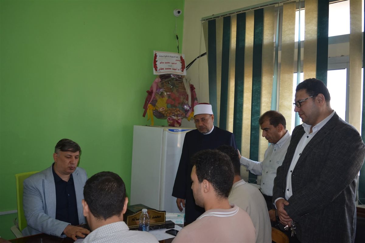 نائب رئيس جامعة الأزهر للوجه القبلي يتابع سير امتحانات الفصل الدراسي الثاني بكلية طب الأسنان