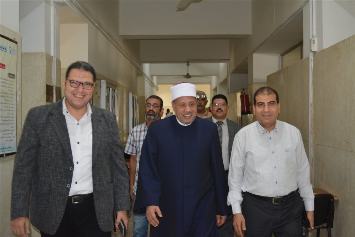 نائب رئيس جامعة الأزهر للوجه القبلي يتابع سير امتحانات الفصل الدراسي الثاني بكلية طب الأسنان