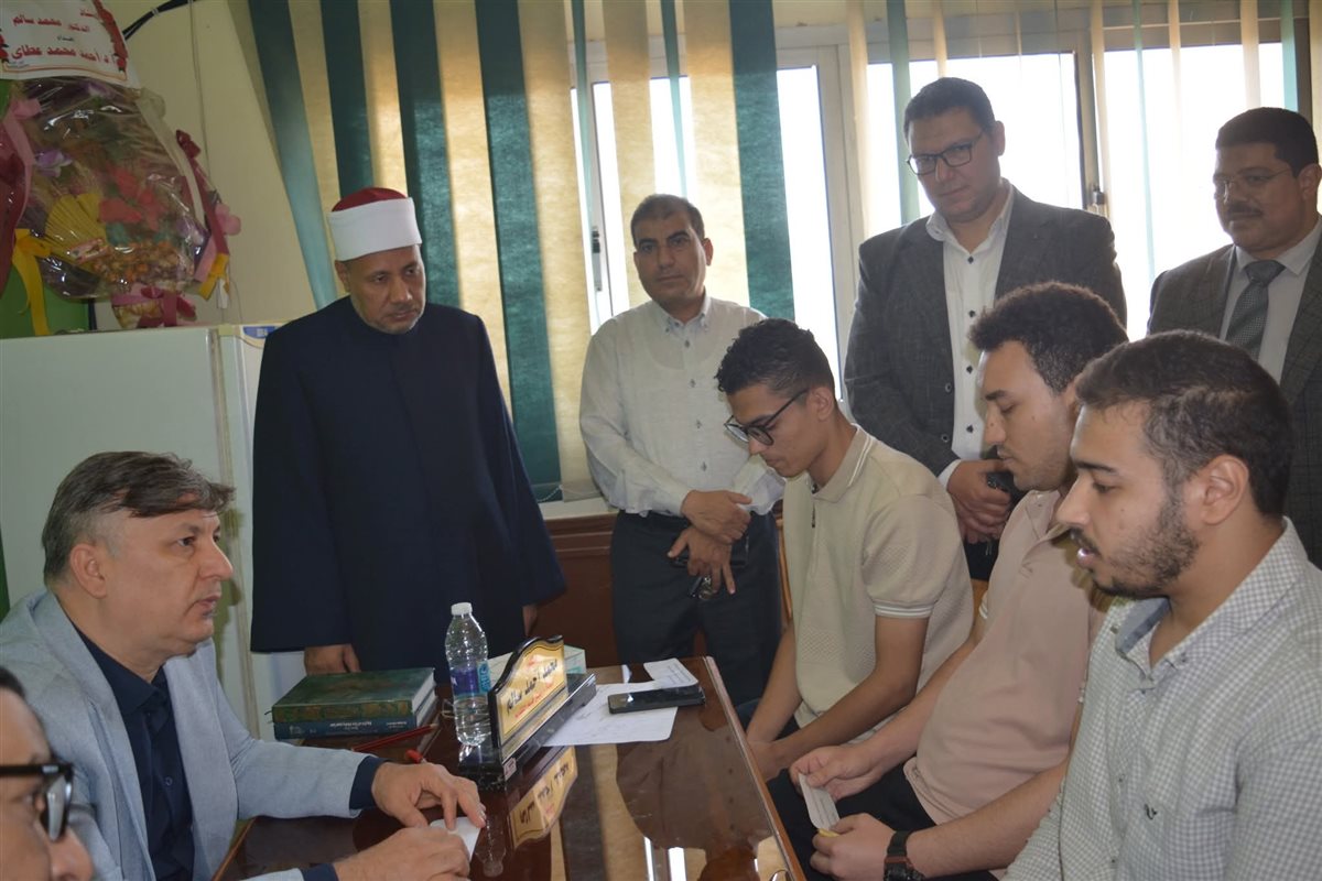نائب رئيس جامعة الأزهر للوجه القبلي يتابع سير امتحانات الفصل الدراسي الثاني بكلية طب الأسنان