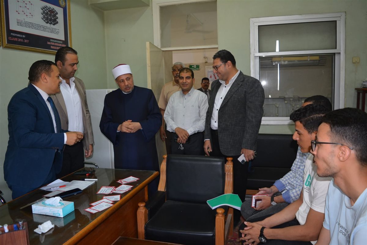 نائب رئيس جامعة الأزهر للوجه القبلي يتابع سير امتحانات الفصل الدراسي الثاني بكلية طب الأسنان