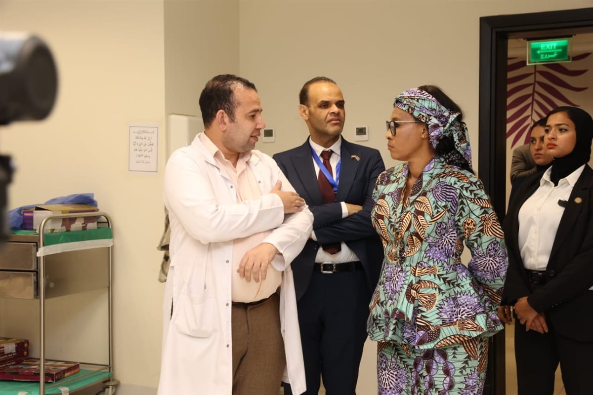 زيارة السيدة الأولى لجامبيا مستشفى الاورام