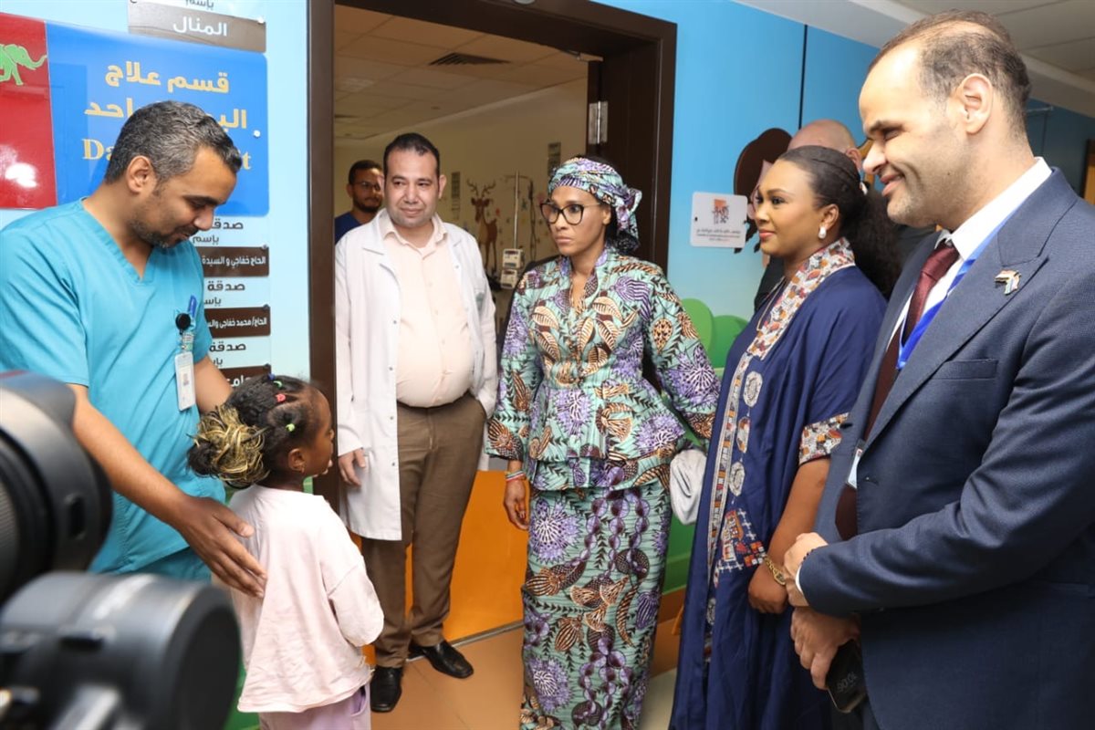 زيارة السيدة الأولى لجامبيا مستشفى الاورام