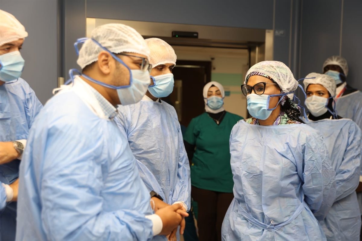 زيارة السيدة الأولى لجامبيا مستشفى الاورام