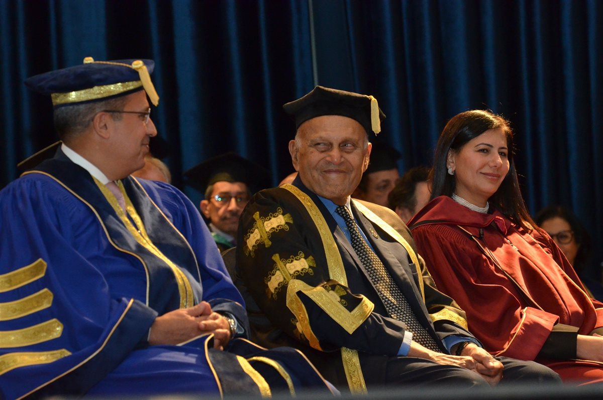 السير مجدي يعقوب والدكتور محمد لطفي رئيس الجامعة البريطانية