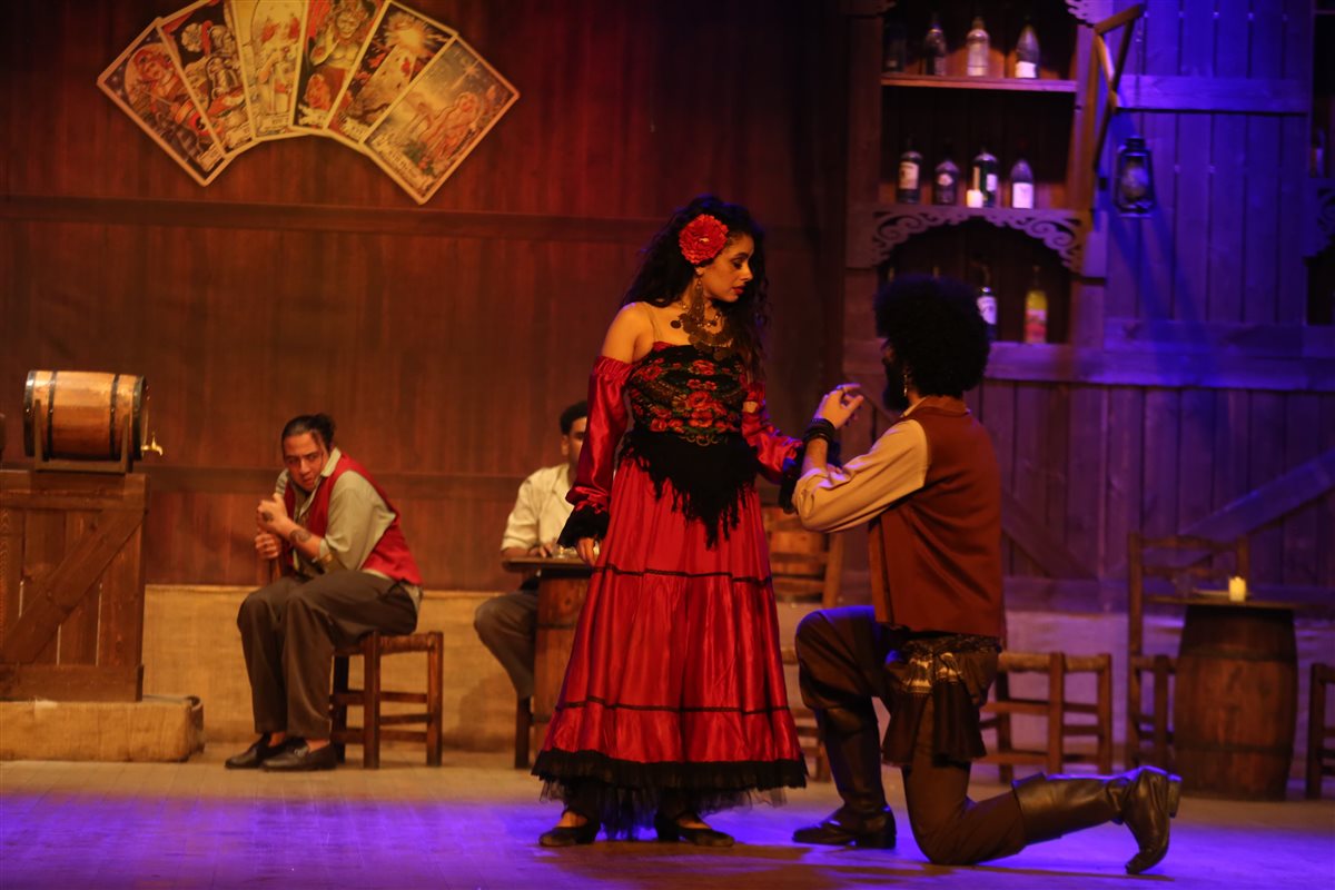 العرض المسرحي