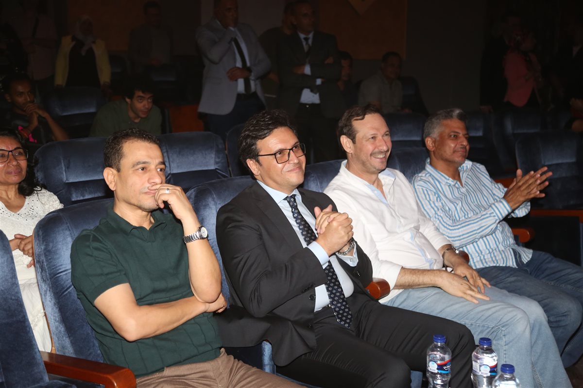 الوزير يشهد العرض