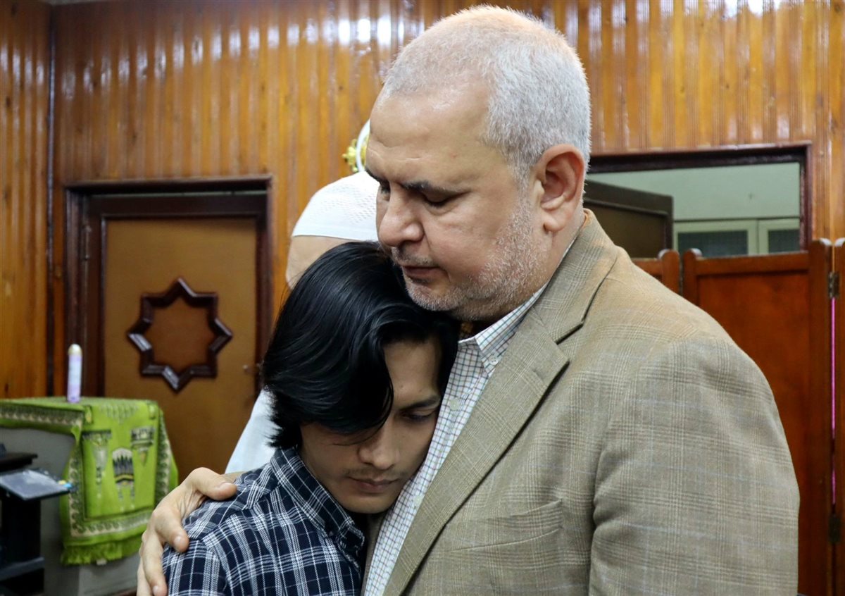 وجده يبكي بسبب وفاة والده في إندونيسيا.. عميد كلية أصول الدين بالقاهرة يواسي طالبًا ويؤدي صلاة الغائب على روح والده