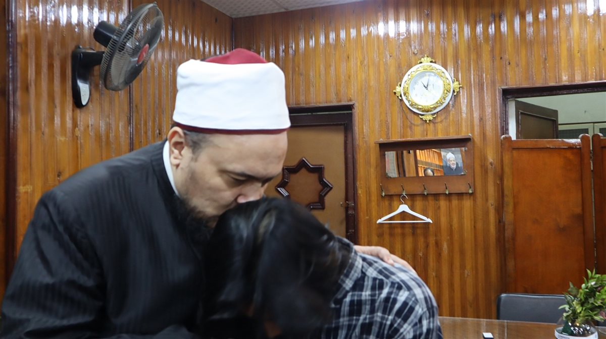 وجده يبكي بسبب وفاة والده في إندونيسيا.. عميد كلية أصول الدين بالقاهرة يواسي طالبًا ويؤدي صلاة الغائب على روح والده