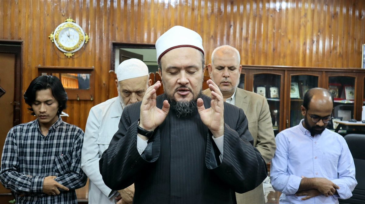 وجده يبكي بسبب وفاة والده في إندونيسيا.. عميد كلية أصول الدين بالقاهرة يواسي طالبًا ويؤدي صلاة الغائب على روح والده