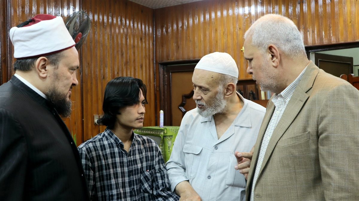 وجده يبكي بسبب وفاة والده في إندونيسيا.. عميد كلية أصول الدين بالقاهرة يواسي طالبًا ويؤدي صلاة الغائب على روح والده