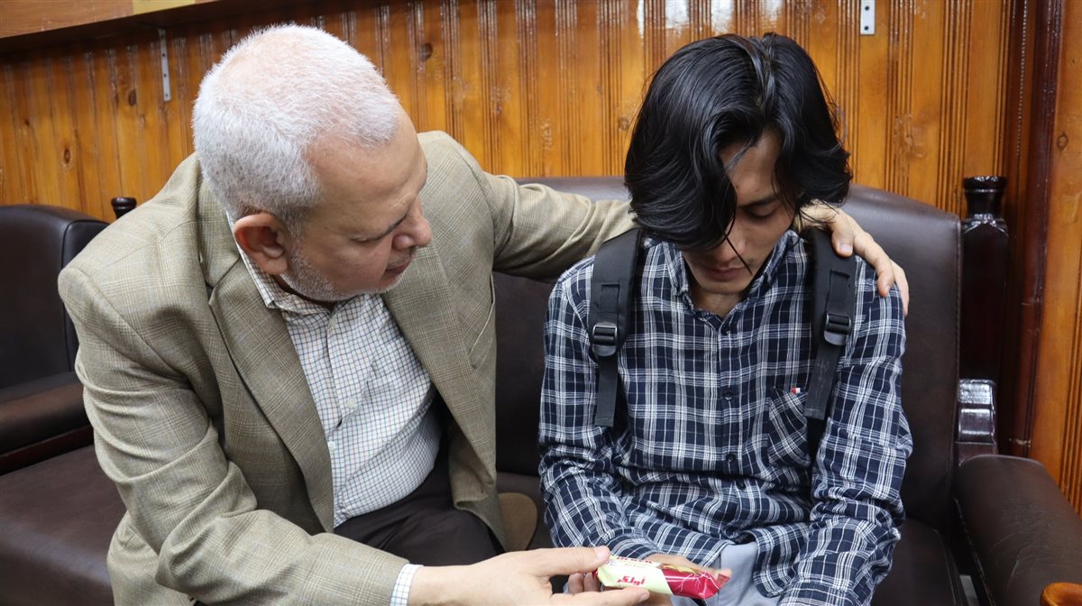 وجده يبكي بسبب وفاة والده في إندونيسيا.. عميد كلية أصول الدين بالقاهرة يواسي طالبًا ويؤدي صلاة الغائب على روح والده