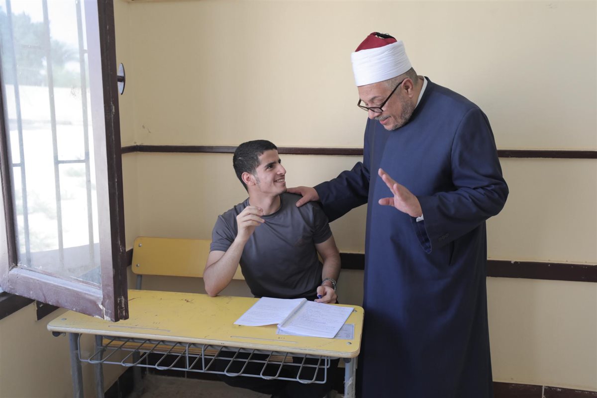 رئيس المعاهد الأزهرية يتفقّد لجنة امتحانات طلاب فلسطين