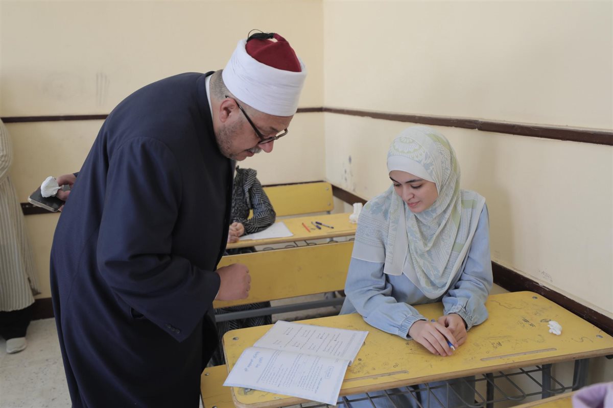 رئيس المعاهد الأزهرية يتفقّد لجنة امتحانات طلاب فلسطين