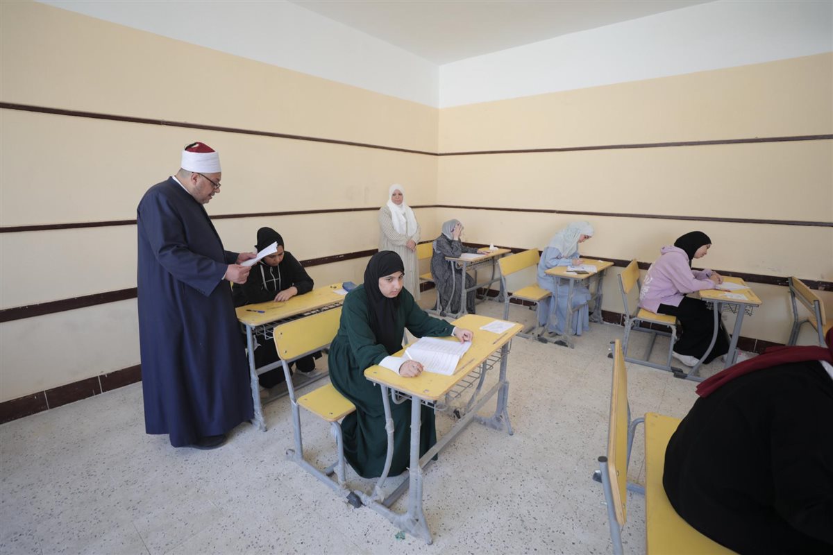 رئيس المعاهد الأزهرية يتفقّد لجنة امتحانات طلاب فلسطين