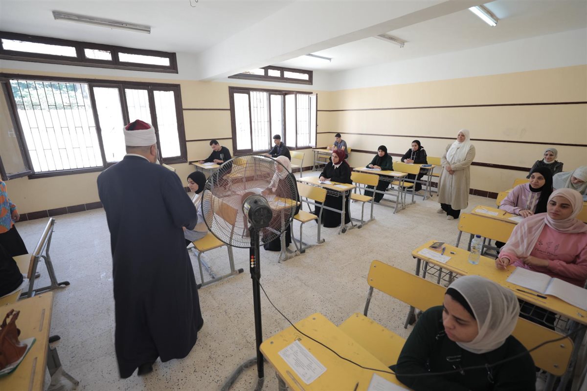 رئيس المعاهد الأزهرية يتفقّد لجنة امتحانات طلاب فلسطين