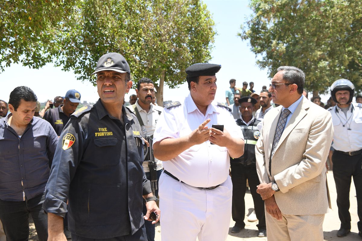 محافظ قنا يشرف على استخراج جثمان طفلة من تحت الأنقاض