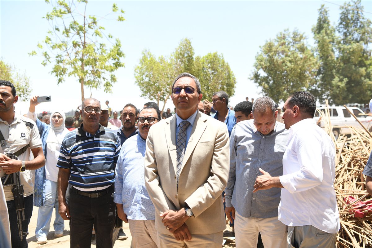 محافظ قنا يشرف على استخراج جثمان طفلة من تحت الأنقاض