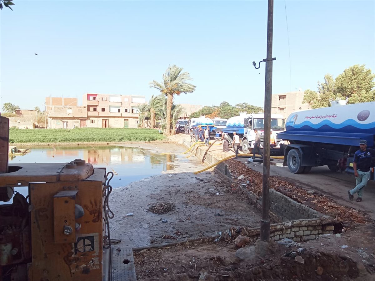 مياه سوهاج: الدفع بـ 20 معدة للسيطرة على غرق 9 منازل و12 قيراطًا بنجع الدير