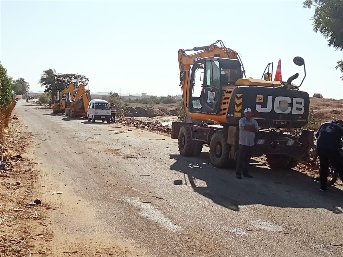 مياه سوهاج: الدفع بـ 20 معدة للسيطرة على غرق 9 منازل و12 قيراطًا بنجع الدير