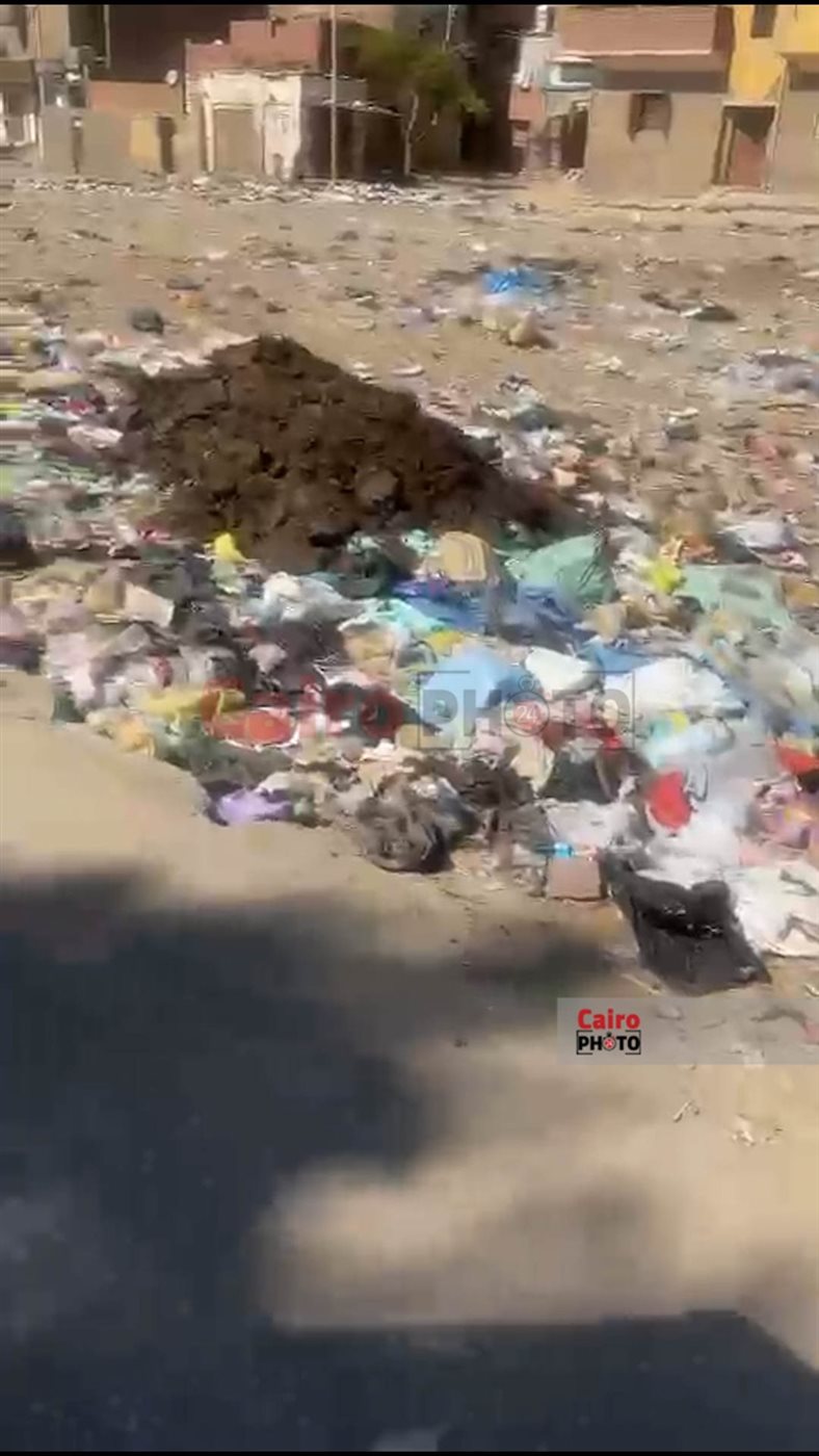 انتشار أكوام القمامة والمخلفات على امتداد 2 كم بشارع السماد بأسوان