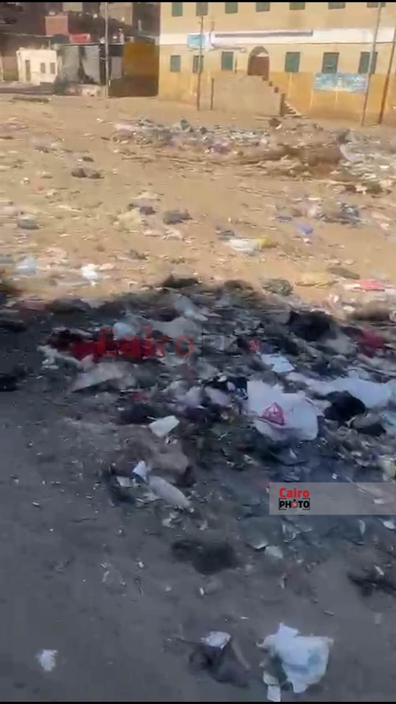 انتشار أكوام القمامة والمخلفات على امتداد 2 كم بشارع السماد بأسوان
