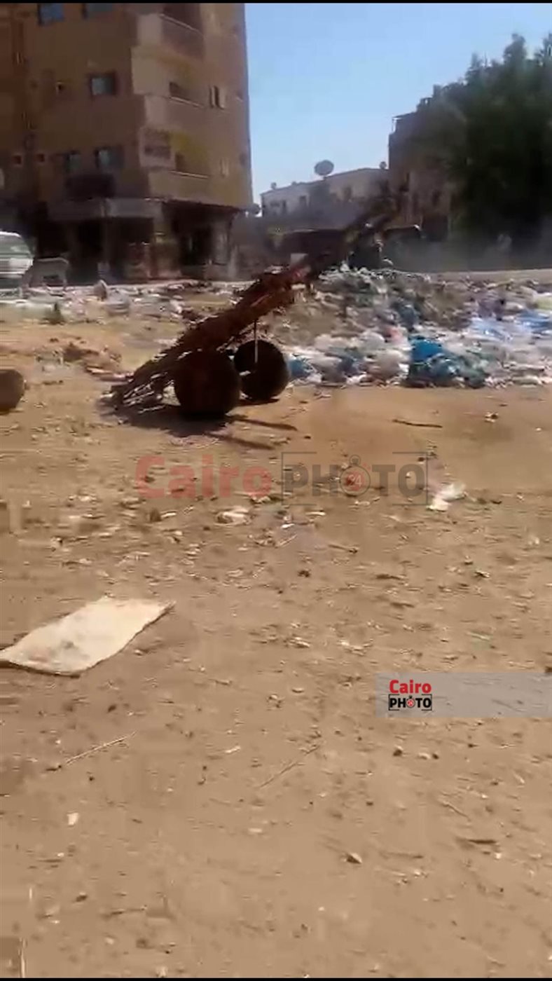 انتشار أكوام القمامة والمخلفات على امتداد 2 كم بشارع السماد بأسوان