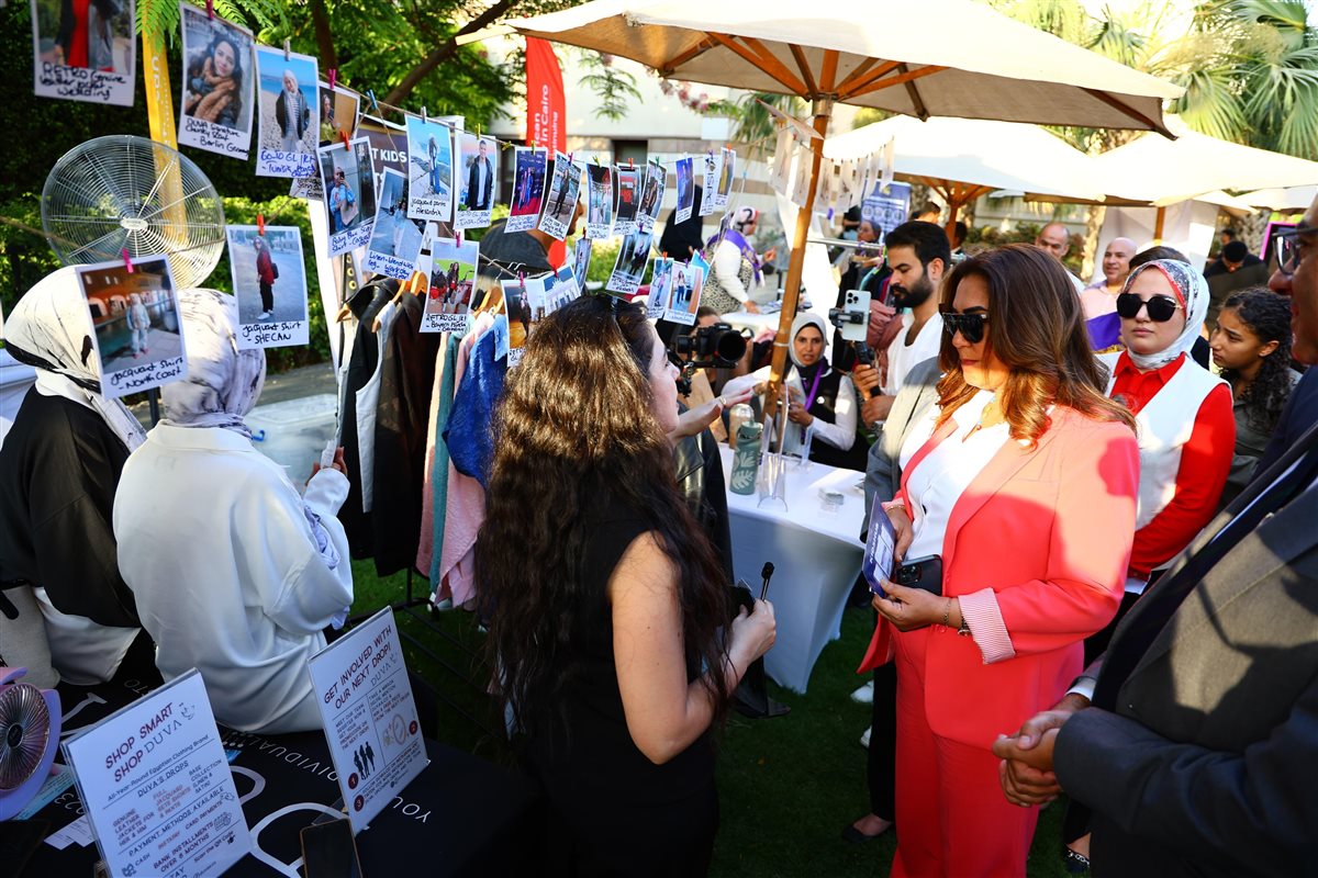 وزيرة التنمية المحلية تتفقد المنتجات بمعرض أيادي مصر بالجامعة الأمريكية