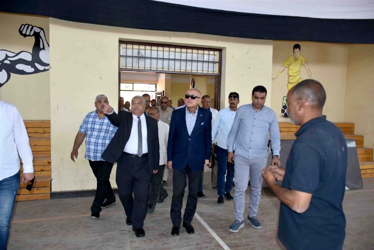 محافظ الأقصر. يتفقد صالة الألعاب الرياضية بإسنا