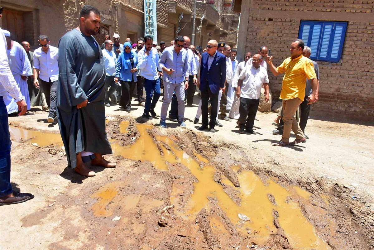 محافظ الأقصر يتابع مشكلة المياة السطحية بالنمسا