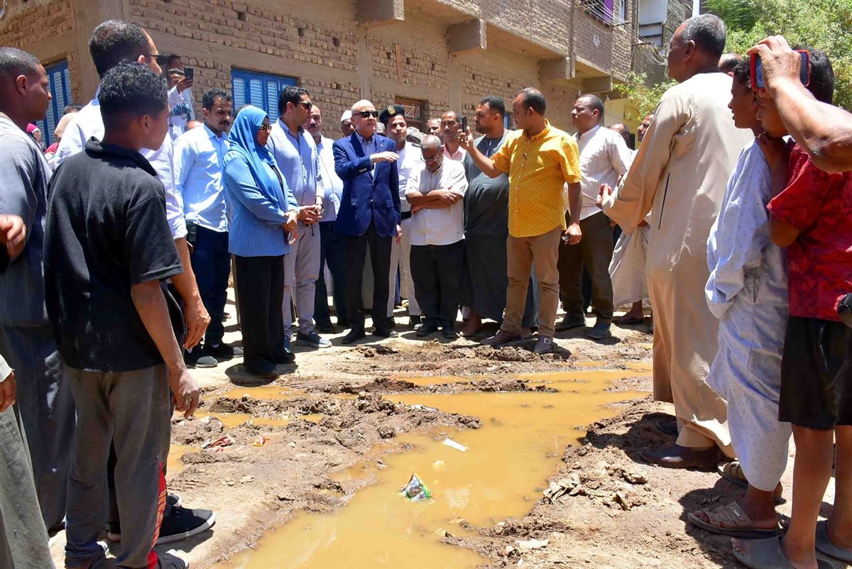 محافظ الأقصر يتابع مشكلة المياة السطحية بالنمسا