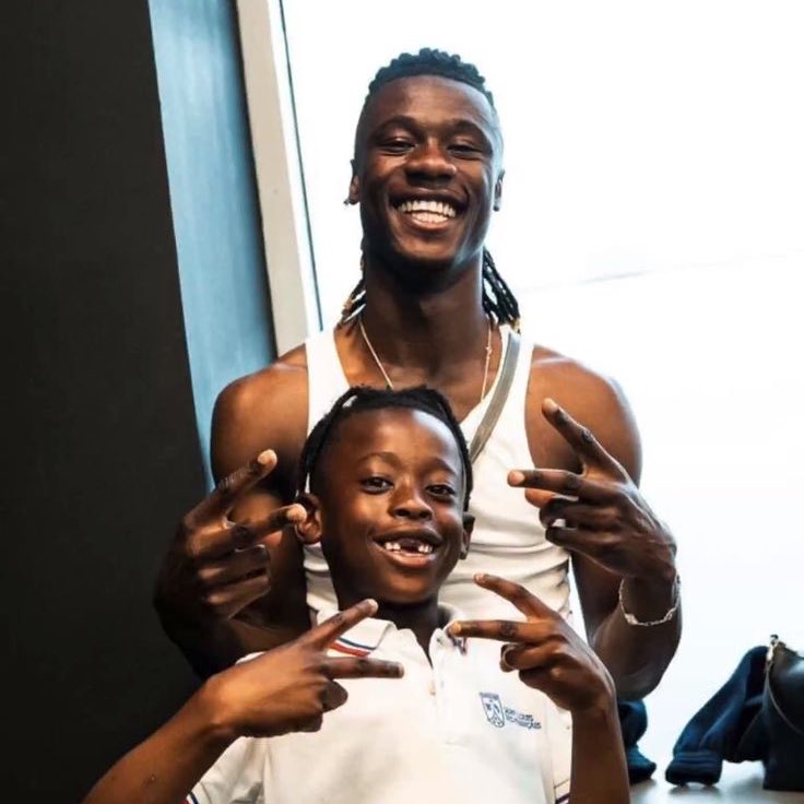 <strong>لاعب الوسط الفرنسي إدوارد كامافينجا رفقة شقيقه</strong>