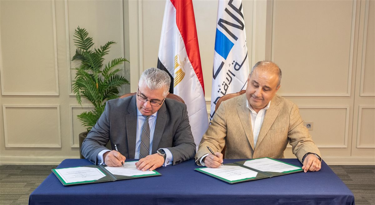 جانب من التوقيع