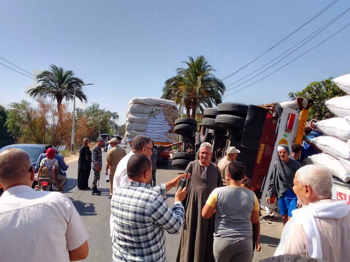 انقلاب تريلا محملة بالردة بأسيوط