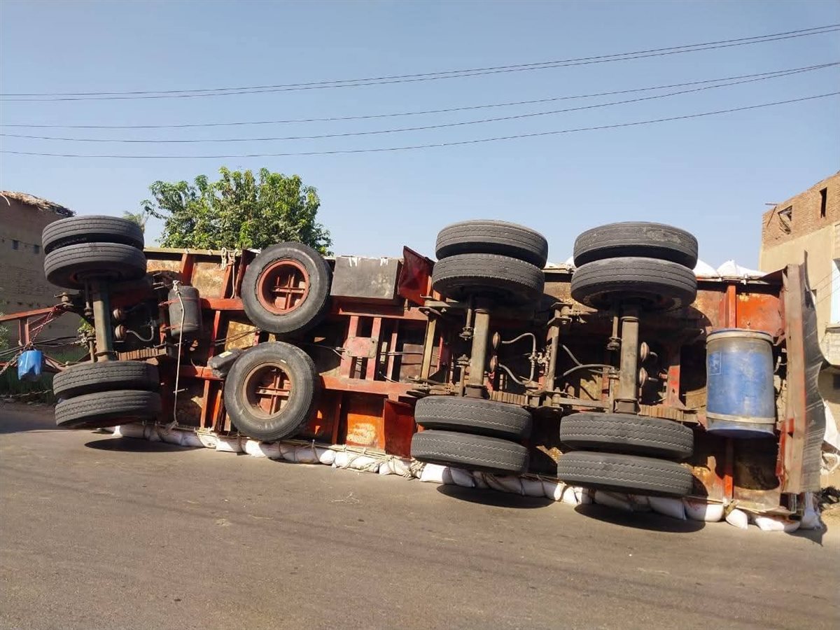 انقلاب تريلا محملة بالردة بأسيوط