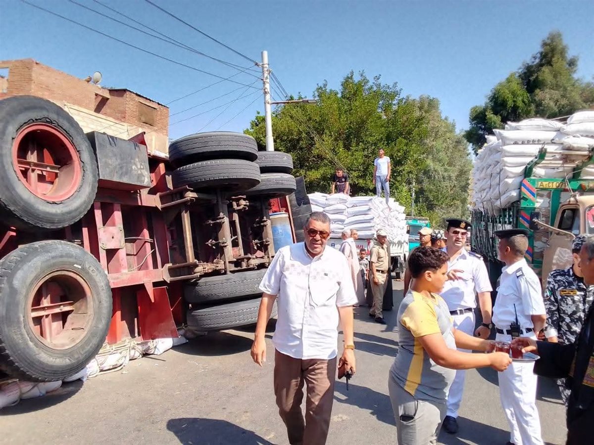 انقلاب تريلا محملة بالردة بأسيوط