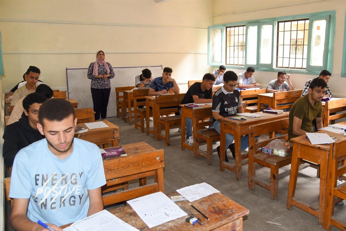 محافظ الإسكندرية يتفقد سير امتحانات الثانوية العامة.. ويؤكد توفير بيئة امتحانية ملائمة للطلاب