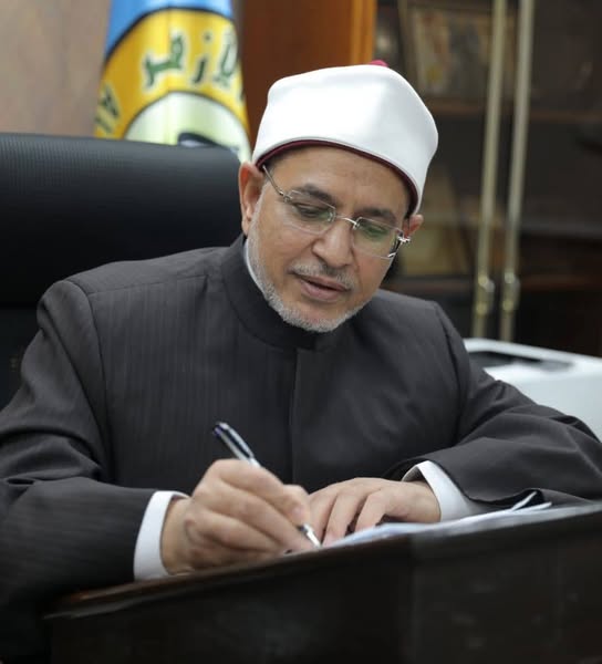 بكى في لجنة الامتحانات بسبب وفاة والده في إندونيسيا.. رئيس جامعة الأزهر يعزي أحد الوافدين